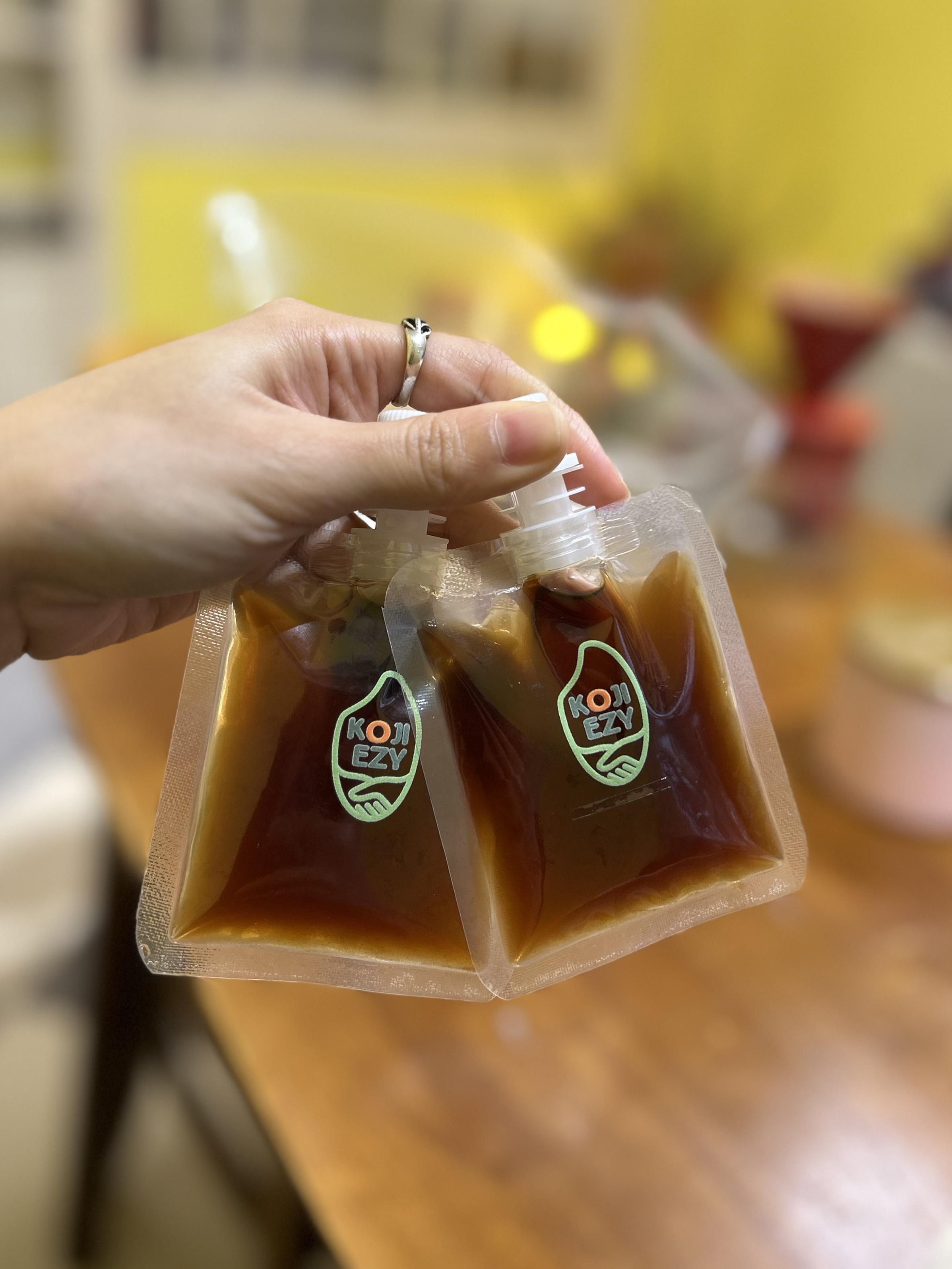Kết cấu sệt, đậm đà — chỉ một thìa nhỏ là đủ làm bừng vị cả món ăn.