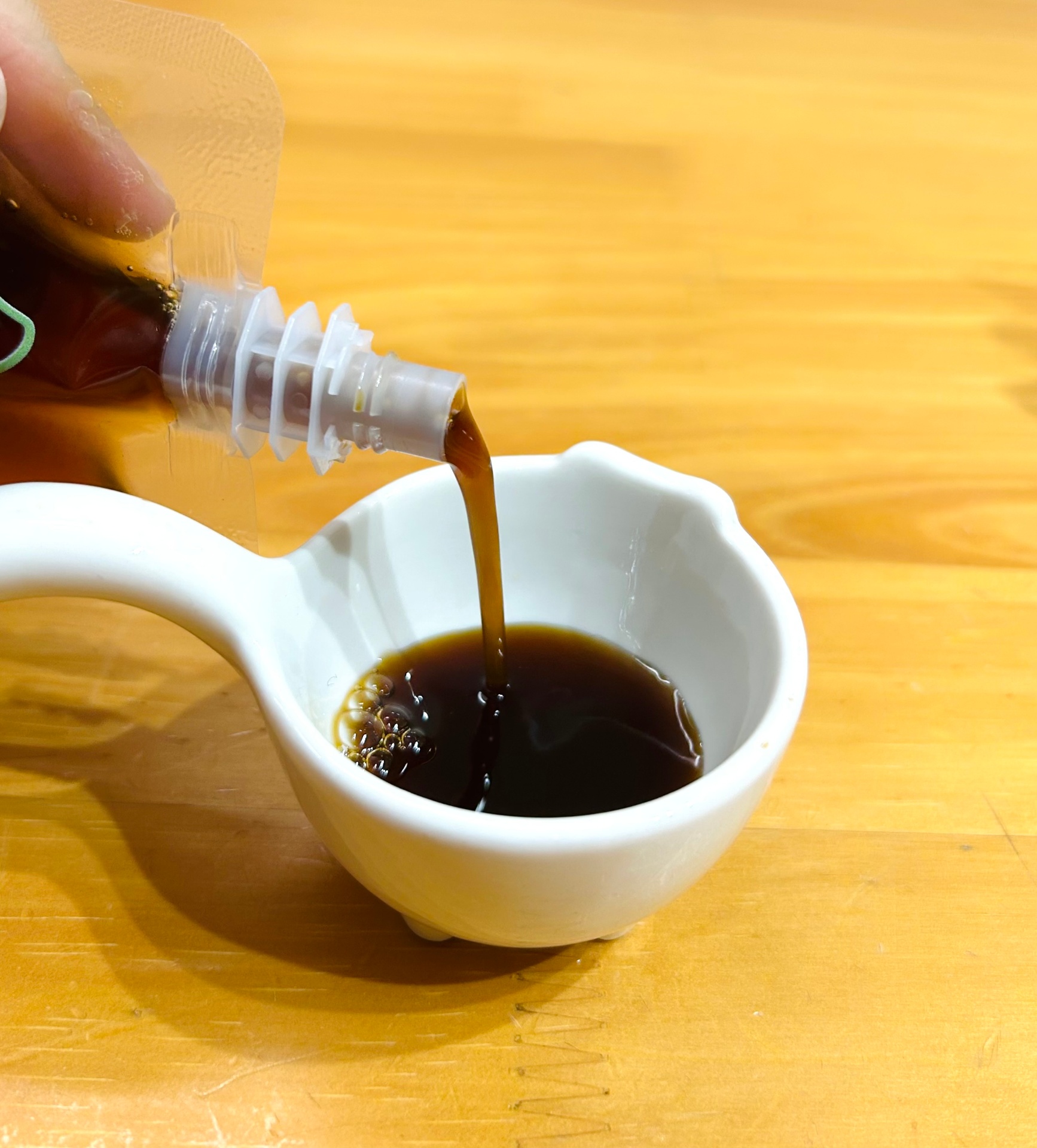 Rót nước mắm nấm — màu hổ phách trong vắt, hương thơm dịu của nấm shiitake lên men.