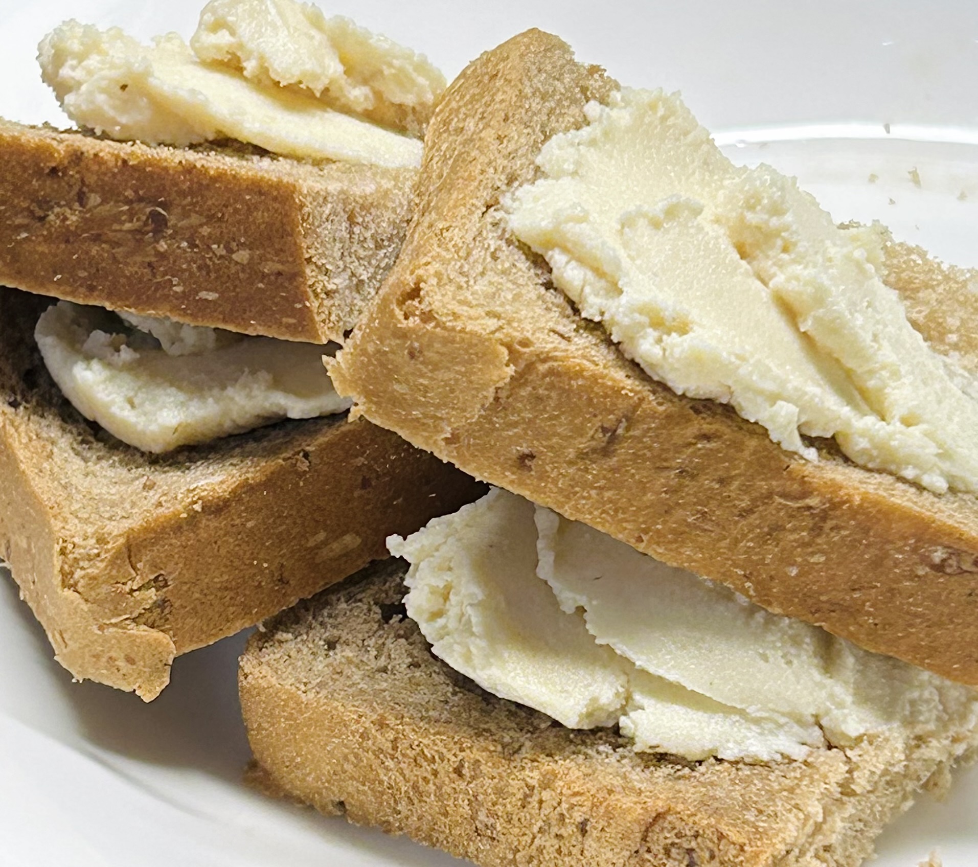 Lát phô mai dày, béo ngậy — vị umami sâu nhờ 21 ngày lên men koji.