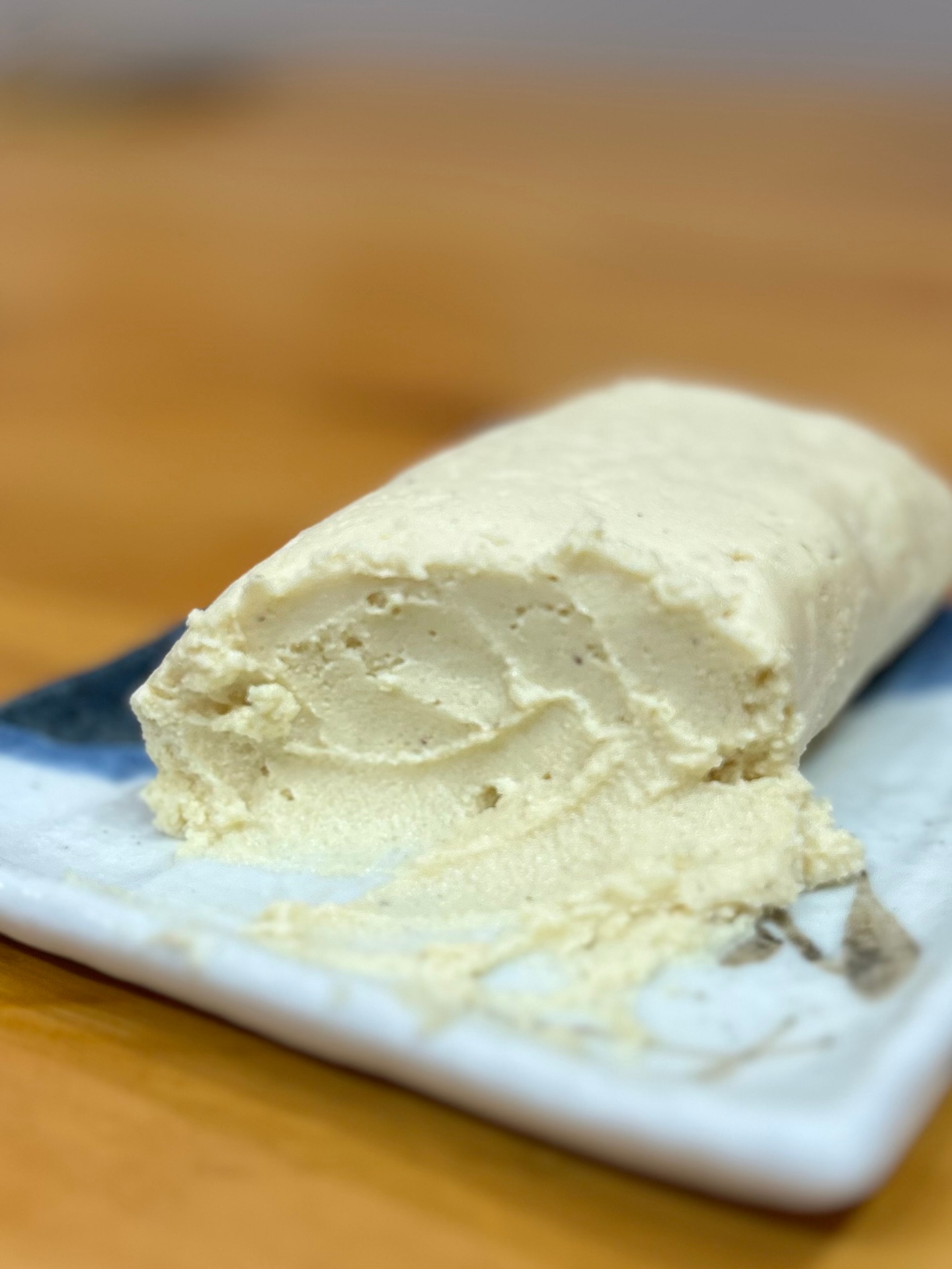 Bề mặt mịn như kem — không sữa nhưng vẫn giữ được độ creamy đặc trưng.