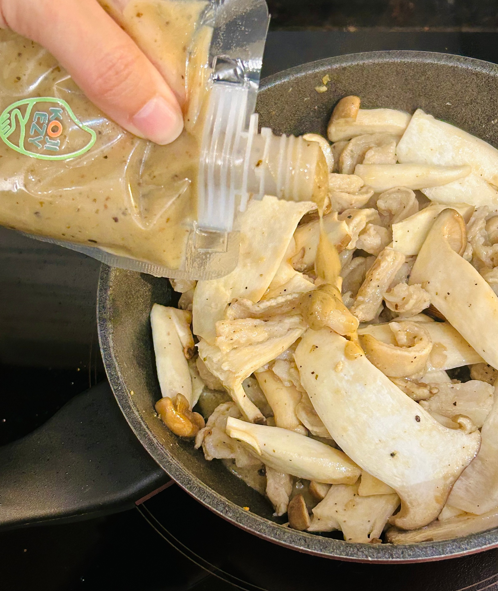Rưới shio koji lên nấm đùi gà xào — enzyme dậy vị umami tự nhiên.