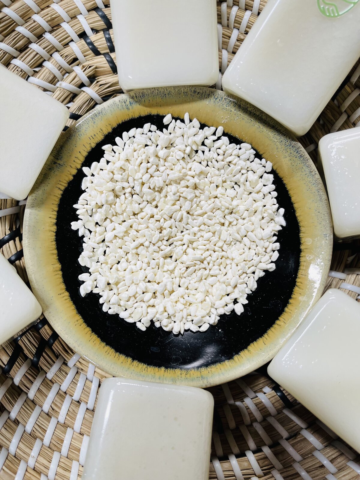Khởi nguồn từ koji gạo lứt — hạt koji được ủ thủ công 48 giờ.